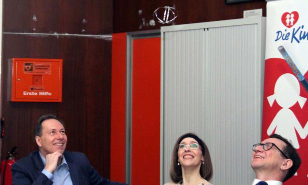 Gruber spielt mit Strom