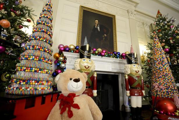 Weihnachtsdekorationen im Weißen Haus mit einem Teddybär, Nussknackern und Süßigkeitenbäumen.