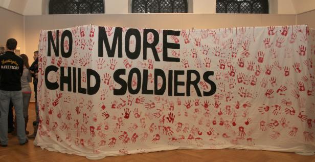 Rote Handzeichen gegen Kindersoldaten