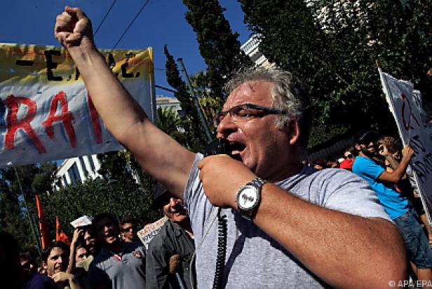 Ein Mann mit Megafon führt eine Demonstration an.