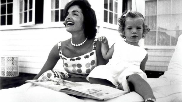 Ebenbild: Jackie Kennedys Enkelin ist Comedystar