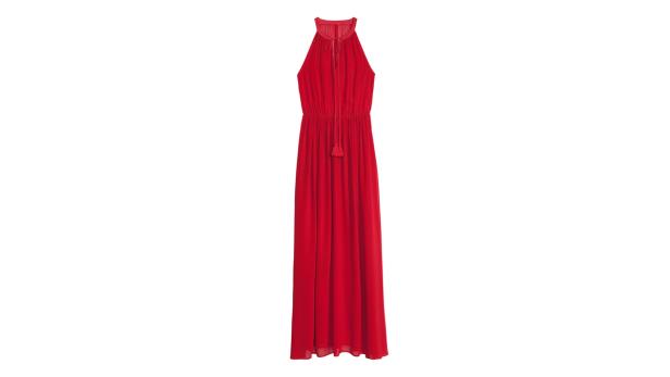 Ein langes, rotes Sommerkleid mit Neckholder-Ausschnitt vor einem weißen Hintergrund.