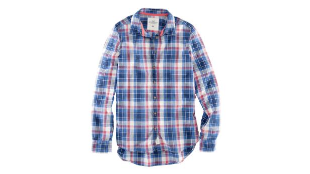 Ein blau-rot kariertes Hemd liegt auf einem weißen Hintergrund.