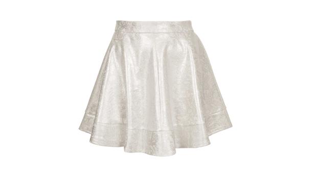 Ein ausgestellter, kurzer Rock mit floralem Muster in Weiß und Silber.