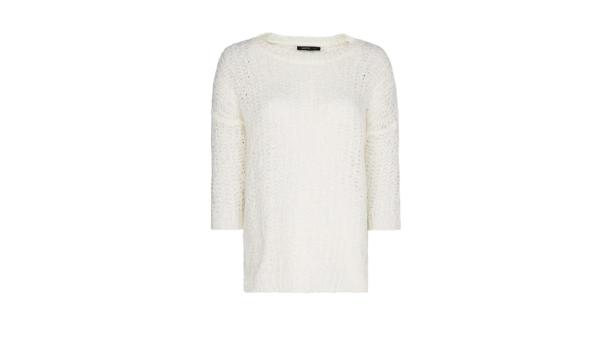 Ein weißer Strickpullover mit Dreiviertelärmeln vor einem weißen Hintergrund.