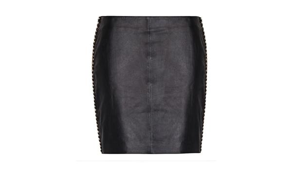 Eine schwarze Lederrock mit goldenen Ketten an den Seiten.