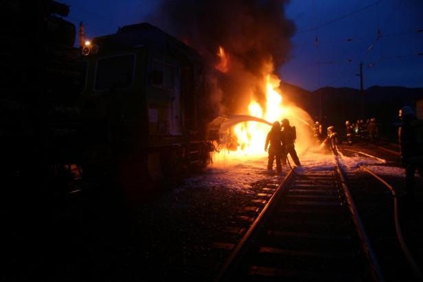 Bilder vom Brand auf der Südbahnstrecke