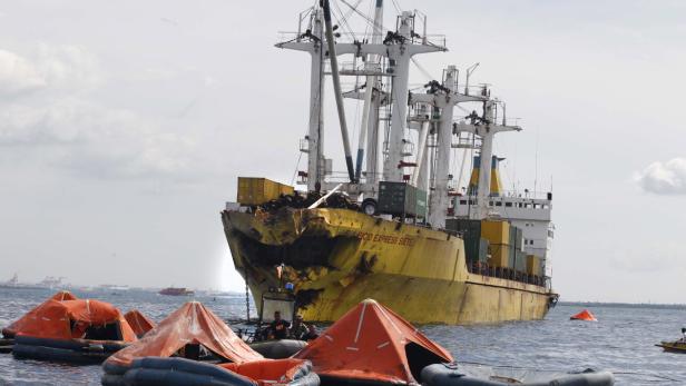 Das beschädigte Frachtschiff „Sulpicio Express Siete“ mit Rettungsbooten im Wasser.