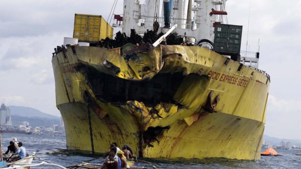 Das beschädigte Schiff „Sulpicio Express Siete“ mit einem großen Loch im Rumpf.