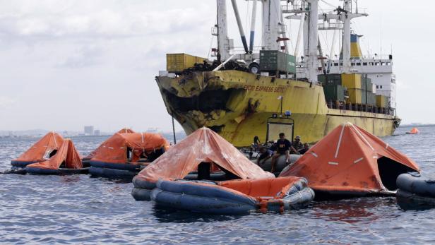 Beschädigtes Schiff „Sulpicio Express Siete“ mit Rettungsinseln im Wasser.