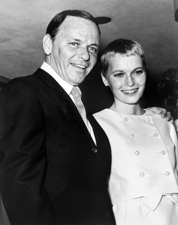 Frank Sinatra und Mia Farrow posieren für ein Schwarzweißfoto.