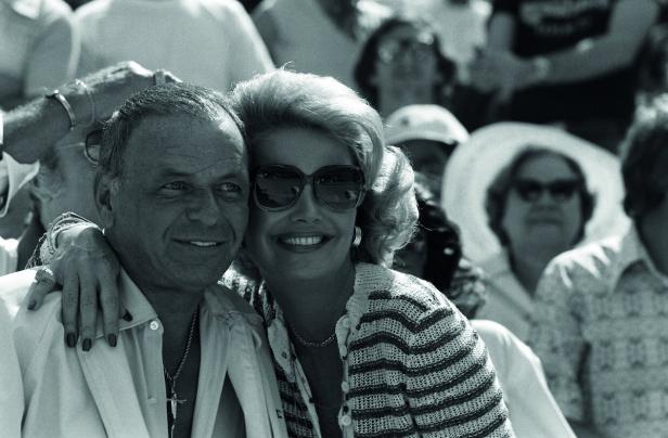 Frank Sinatra mit einer Frau, möglicherweise seiner Frau Barbara, im Publikum.