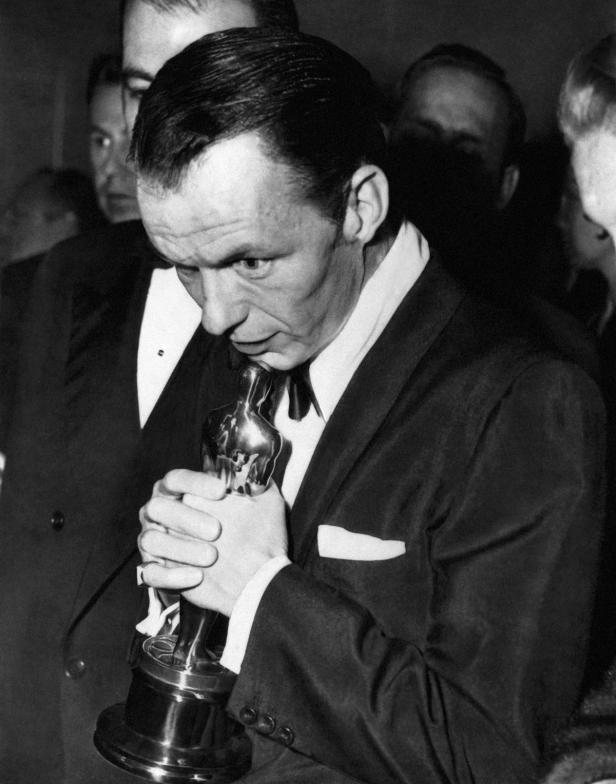 Frank Sinatra hält seinen Oscar-Preis in den Händen.