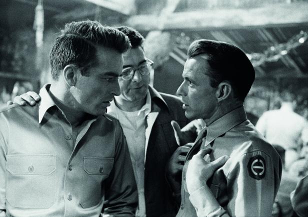 Frank Sinatra in einer Filmszene mit zwei weiteren Schauspielern.
