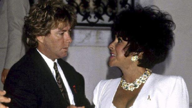 Elizabeth Taylor mit einem Mann bei einer Veranstaltung.