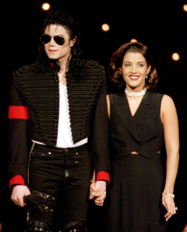Michael Jackson und Lisa Marie Presley halten Händchen.