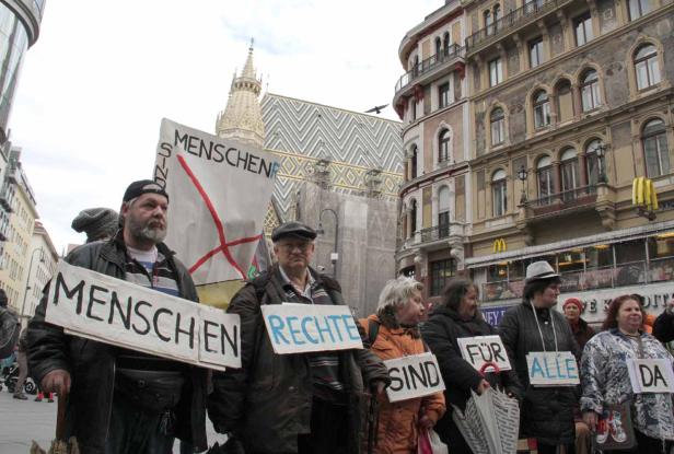 Eine Gruppe von Menschen demonstriert mit Schildern in der Wiener Innenstadt.
