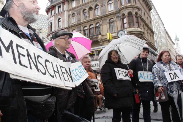 Eine Gruppe von Menschen demonstriert für Menschenrechte in der Stadt.