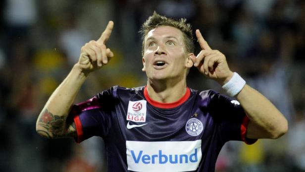 Ein Fußballspieler von Austria Wien jubelt mit erhobenen Zeigefingern.