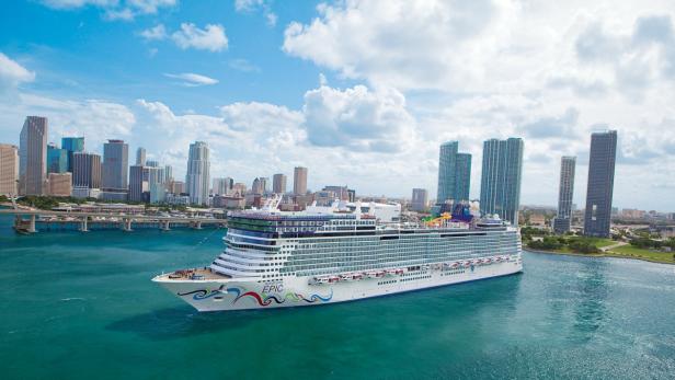 Das Kreuzfahrtschiff „Norwegian Epic“ fährt vor der Skyline von Miami.