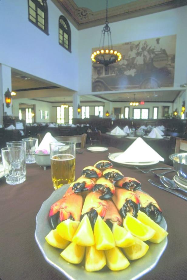 Auf einem Teller liegen Krabbenklauen mit Zitronenspalten in einem Restaurant.