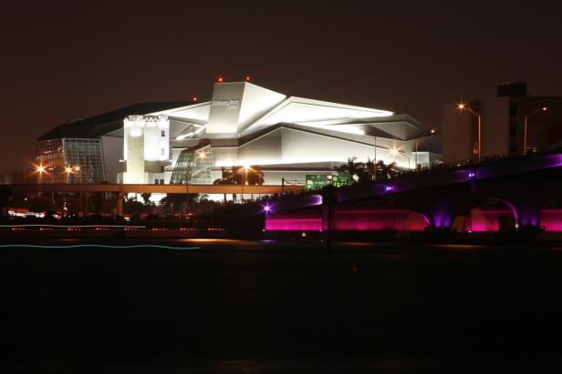 Das Adrienne Arsht Center in Miami, Florida, leuchtet in der Nacht.