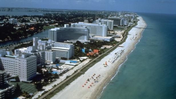 Luftaufnahme von Hotels und dem Strand in Miami Beach, Florida.
