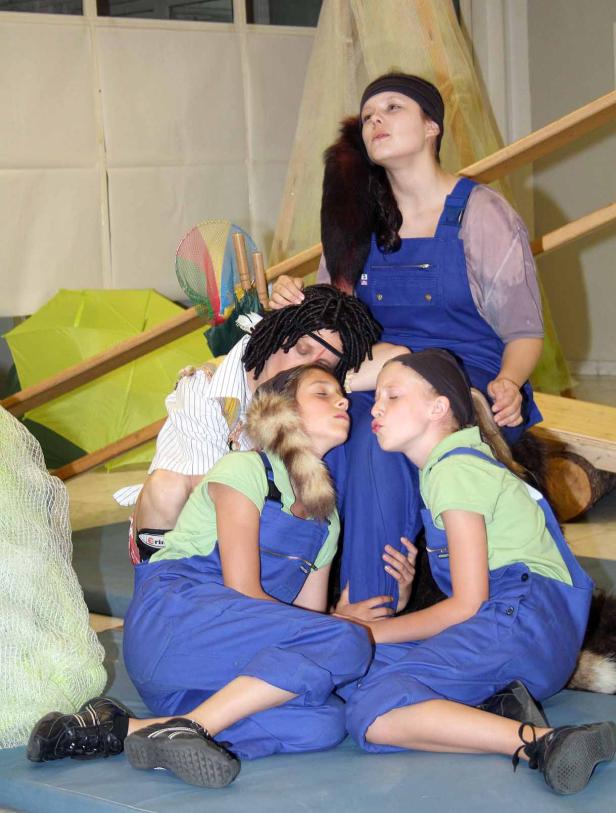 Eine Gruppe von Schauspielern in Kostümen auf einer Bühne.