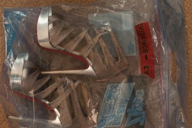 Ein Paar glitzernde High Heels in einer Plastiktüte mit einem „Evidence“-Etikett.