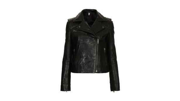 Eine schwarze Lederjacke mit Reißverschluss auf einem weißen Hintergrund.