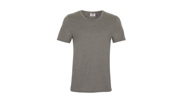 Ein graues T-Shirt mit kurzen Ärmeln vor einem weißen Hintergrund.