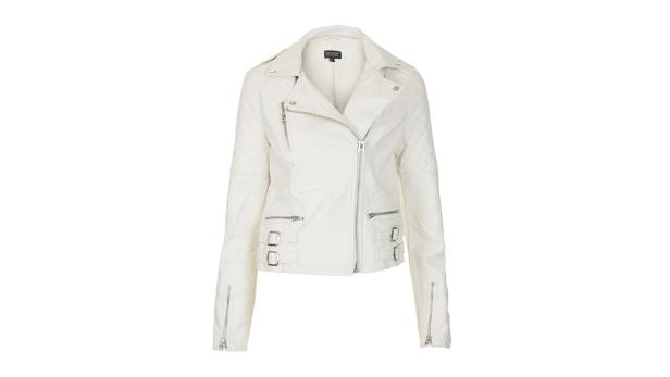 Eine weiße Lederjacke mit Reißverschlüssen und silbernen Schnallen.