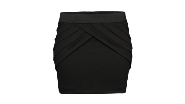 Eine schwarze, kurze Rock mit dekorativen Falten und einem elastischen Bund.