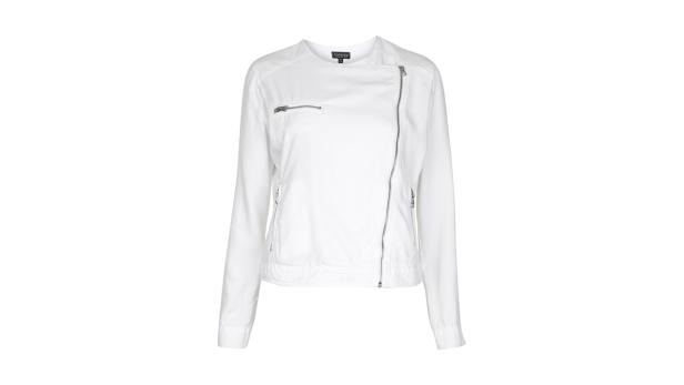 Eine weiße Bikerjacke mit Reißverschluss auf einem weißen Hintergrund.