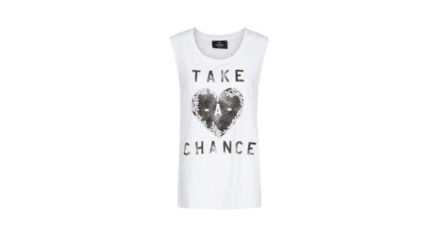 Ein weißes Tanktop mit einem Herz und dem Schriftzug „Take a Chance“.