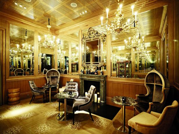 Ein luxuriöser Raum mit Spiegeln, Kronleuchtern und eleganten Möbeln.