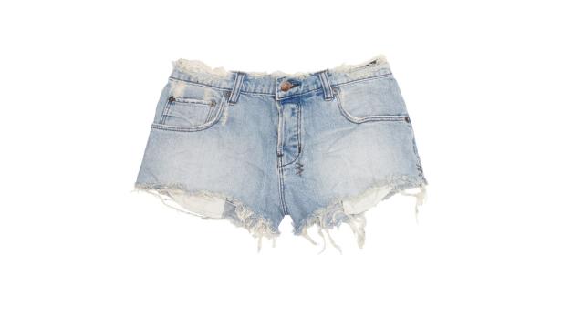 Eine zerrissene, hellblaue Jeansshorts vor einem weißen Hintergrund.