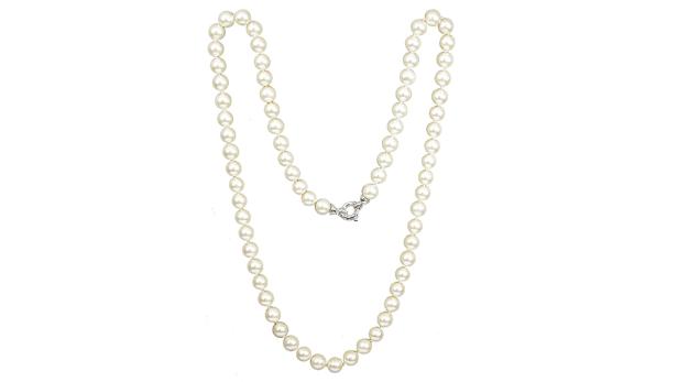 Eine Perlenkette mit einem silbernen Verschluss liegt auf einem weißen Hintergrund.