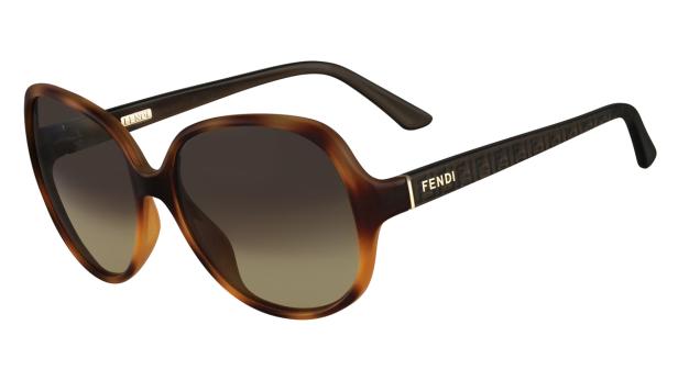 Eine braune Fendi-Sonnenbrille mit Verlaufgläsern vor einem weißen Hintergrund.