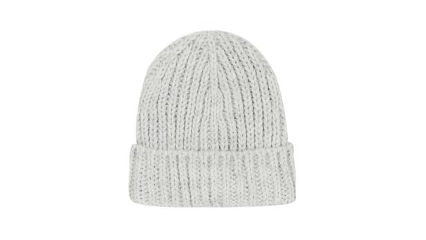 Eine hellgraue, gestrickte Mütze vor einem weißen Hintergrund.