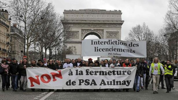 Eine Demonstration gegen die Schließung des PSA Aulnay-Werks in Paris vor dem Arc de Triomphe.