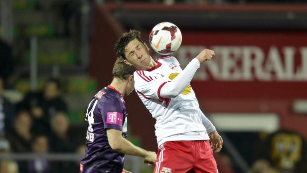 Ein Fußballspieler köpft den Ball während eines Spiels.