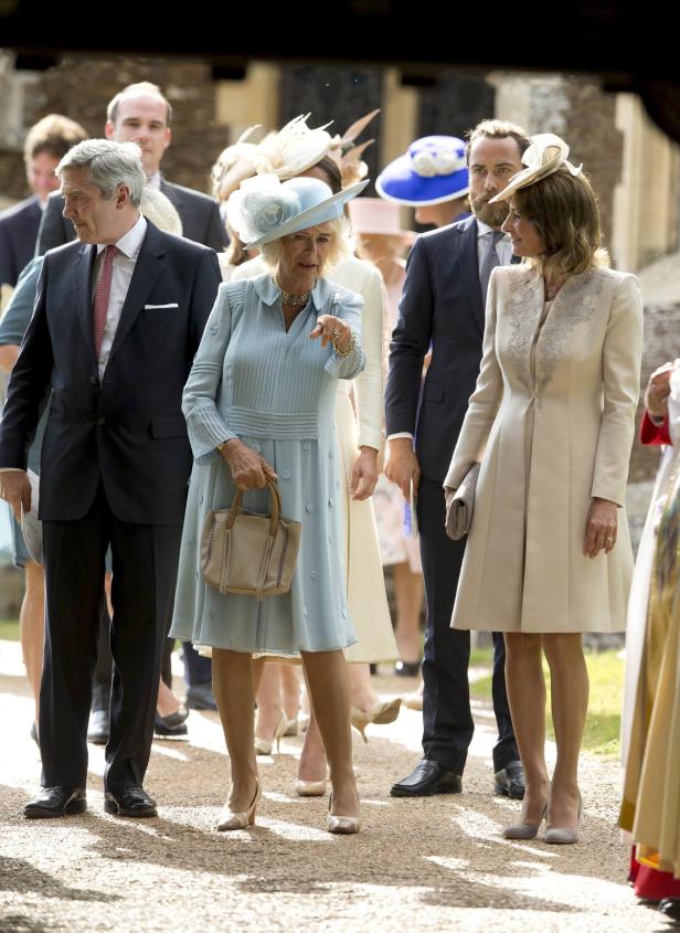 Camilla, Queen Consort, und Carole Middleton bei einer öffentlichen Veranstaltung.
