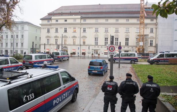 Rechter Kongress in Linz startet mit Stinkbombenangriff