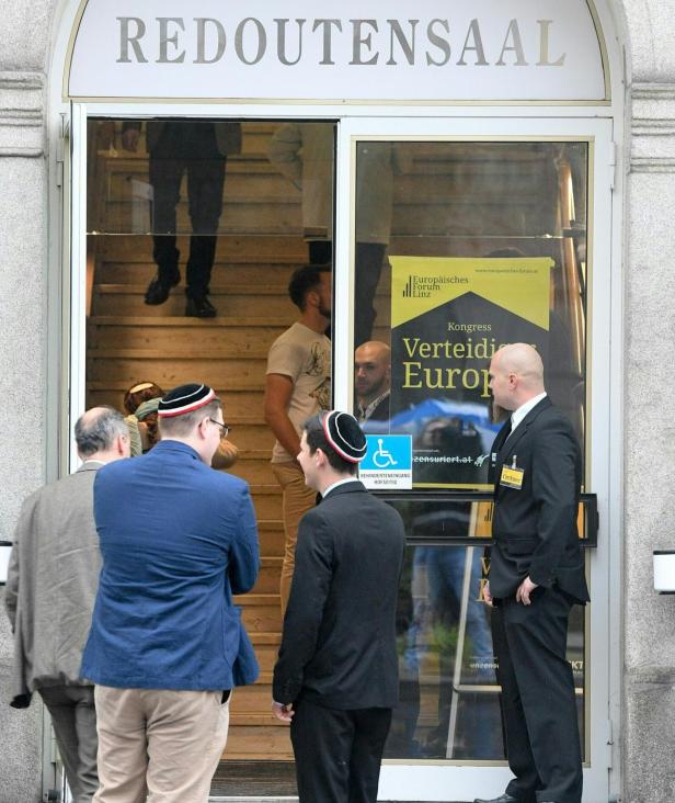 Rechter Kongress in Linz startet mit Stinkbombenangriff