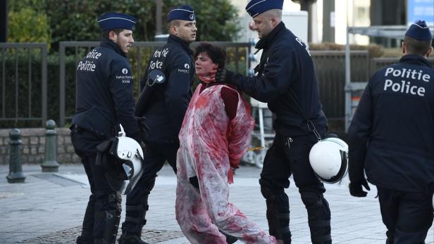 Brüssel: "Blutige" Proteste vor dem EU-Ratsgebäude