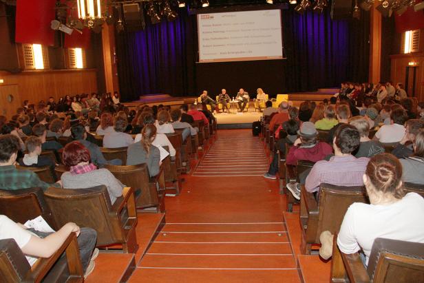 Publikumsgespräch mit Yilmaz Gülüm, Rubina Möhring, Erika Tiefenbacher und Robert Sommer auf einer Bühne.
