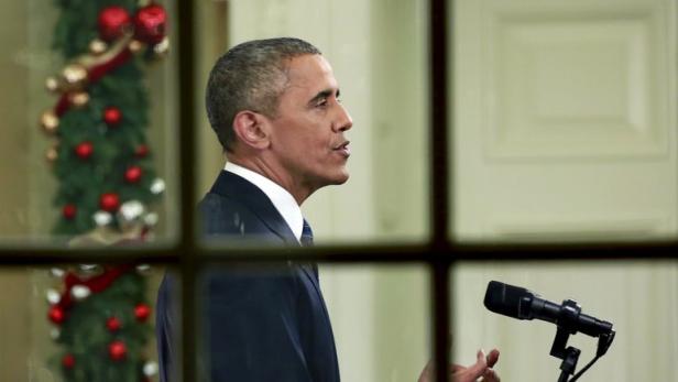 U.S. President Obama speaks about counter-terroris Barack Obama spricht vor einem Mikrofon, im Hintergrund ein Weihnachtsbaum.