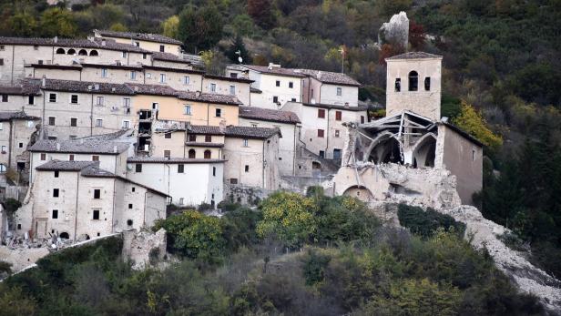 Ein italienisches Dorf mit einer zerstörten Kirche nach einem Erdbeben.