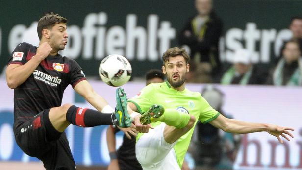 Zwei Fußballspieler kämpfen um den Ball während eines Spiels.